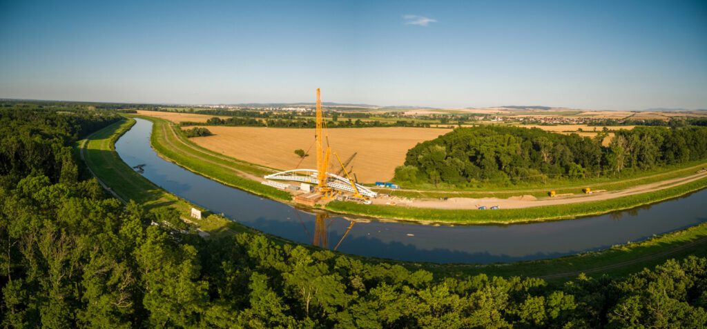 Lávka přes Moravu