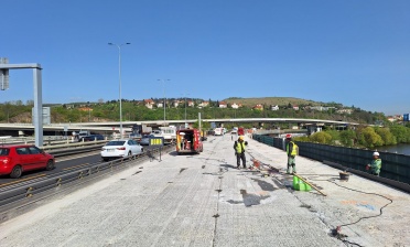 Práce na Barrandovském mostě