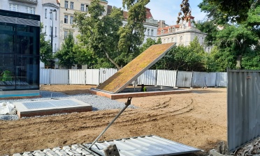 Nouzový únik z metra stanice Náměstí Jiřího z Poděbrad