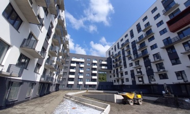 Pohled do vnitrobloku objektu DE (08#1#2022, foto autora článku)