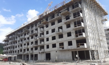 Pohled na západní monolitickou nosnou část objektu FG při výstavbě stropu 6NP (09#1#2022, foto autora článku)