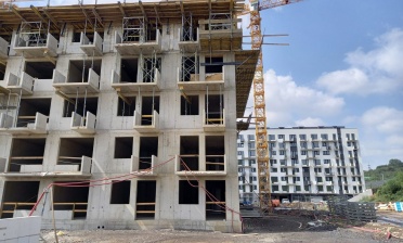 Východní pohled na zadní část objektu FG. V pozadí objekt DE (08#1#2022, foto autora článku)