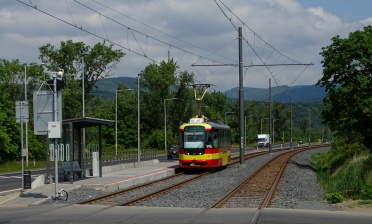 Zastávka #3#Záluží, Hlubina#3#, těsný souběh se silnicí I#1#27, ochránění zastávek pomocí betonových svodidel
