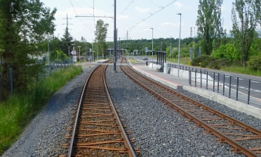 Zastávka #3#Litvínov, Báňské stavby#3#, těsný souběh se silnicí, ochránění zastávky pomocí betonových svodidel