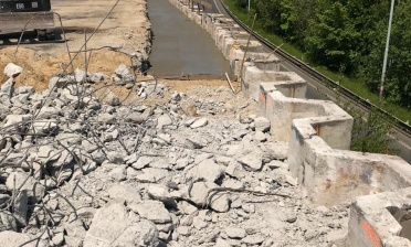 Bourání přechodové desky a vylití podkladních betonů podél celé zdi - most Košická